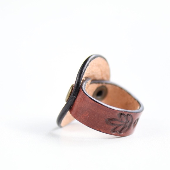 Genuine Leather Ring Brown Antiqued Brass Floral - Picture 6 of 7